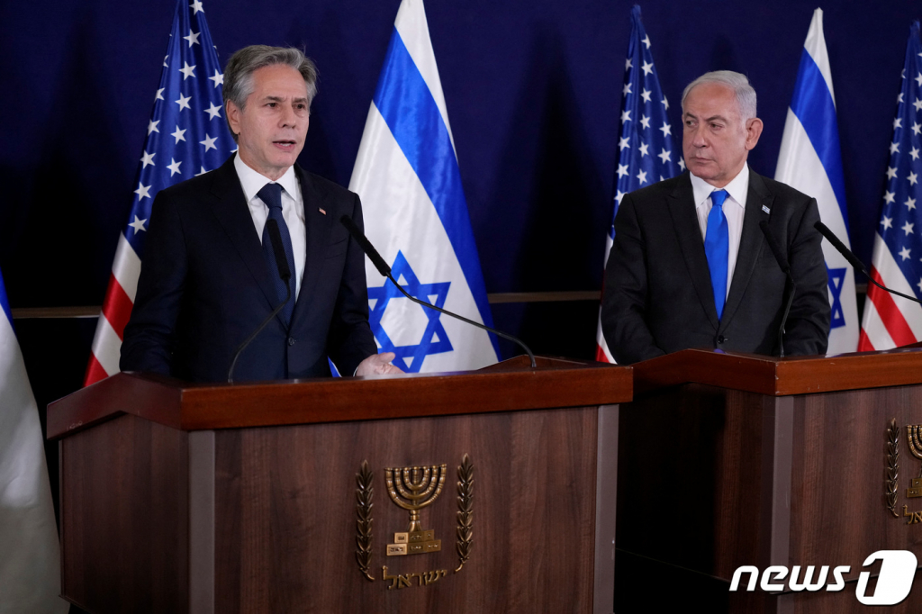 10월 12일(현지시간) 이스라엘 텔아비브에서 토니 블링컨 미국 국무부 장관(왼쪽)과 베냐민 네타냐후 총리가 공동 기자회견을 하고 있다. /로이터=뉴스1
