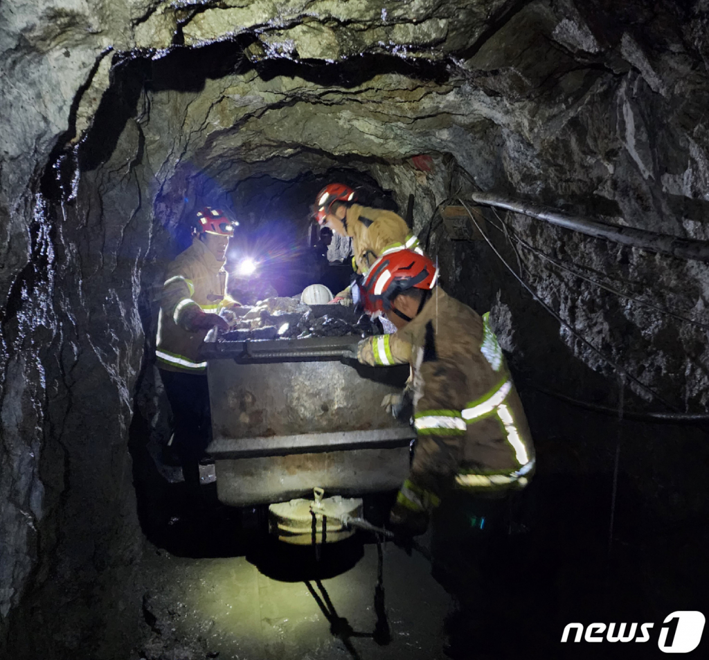 (봉화=뉴스1) 공정식 기자 = 경북 봉화 광산 매몰 사고 10일째인 4일 오후 광산구조대와 소방구조대가 고립된 광부 2명을 구조하기 위해 갱도 내부에 쌓인 암석을 제거하고 있다. (경북소방본부 제공) 2022.11.4/뉴스1  Copyright © 뉴스1. All rights reserved. 무단 전재 및 재배포 금지.
