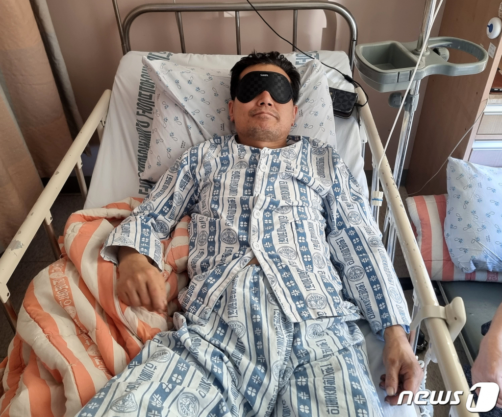 (안동=뉴스1) 공정식 기자 = 경북 봉화군 아연광산 매몰 사고로 고립됐다 221시간 만에 생환해 안동병원에서 치료 중인 작업반장 박모씨(62)가 5일 오후 병실에서 망막 보호를 위해 안대를 착용한 채 휴식하고 있다. (박씨 가족 제공) 2022.11.5/뉴스1  Copyright © 뉴스1. All rights reserved. 무단 전재 및 재배포 금지.