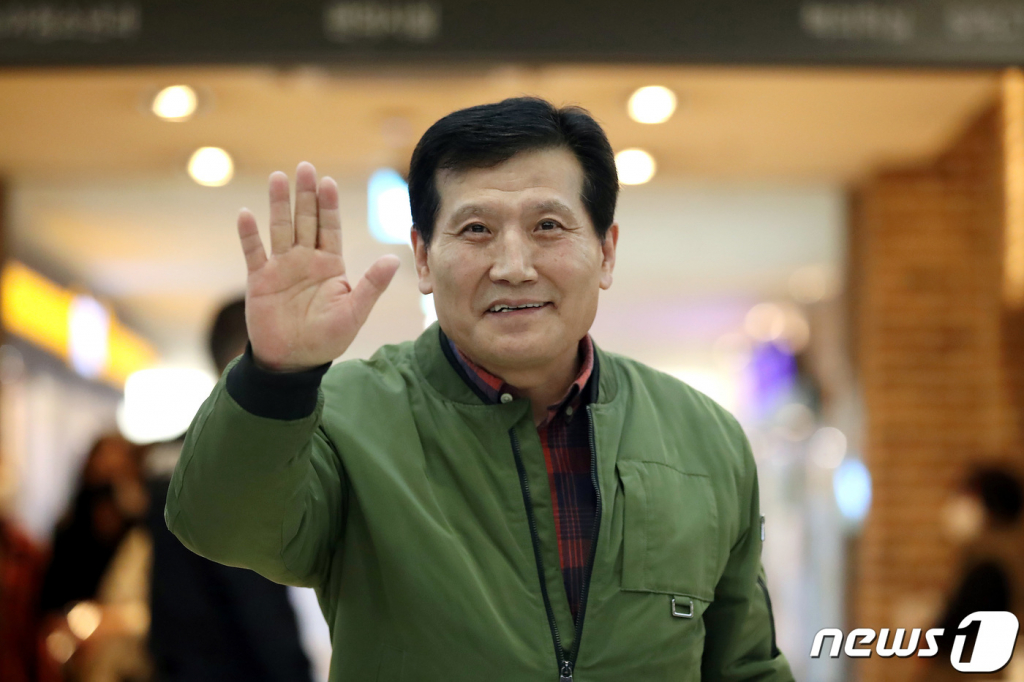 (안동=뉴스1) 공정식 기자 = 지난달 26일 오후 6시쯤 경북 봉화군 아연광산 붕괴 사고로 매몰됐다가 221시간 만에 '기적의 생환'을 이뤄낸 광부 2명이 11일 오전 경북 안동병원에서 퇴원했다. 작업반장 박정하씨(62)가 퇴원을 앞두고 병원 로비에서 열린 기자회견에서 취재진을 향해 손을 흔들고 있다. 2022.11.11/뉴스1  Copyright © 뉴스1. All rights reserved. 무단 전재 및 재배포 금지.