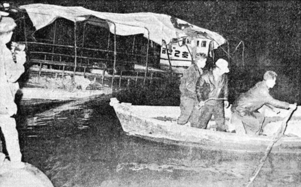 1970년 11월5일 오후 2시 10분쯤. 강원 춘성군(현 춘천시) 의암댐 인근 춘천호에서 춘성군과 춘천시를 왕래하던 9t급 나룻배 금산2호가 전복했다. 이 사고로 승객 59명 중 29명은 익사하는 참사가 발생했다.  /사진=네이버 뉴스 라이브러리 갈무리 