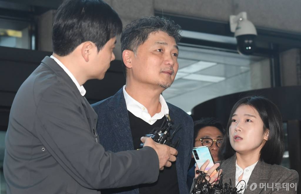 김범수 카카오 미래이니셔티브센터장이 서울 영등포구 여의도동 금융감독원에 SM엔터테인먼트 주가 시세 조종 의혹과 관련해 조사를 받기 위해 출석하고 있다.  카카오는 지난 2월 하이브와의 SM 경영권 인수 경쟁 당시 2400억원을 들여 SM 주가를 의도적으로 끌어 올렸다는 의혹을 받고 있다. /사진=머니S 장동규 기자