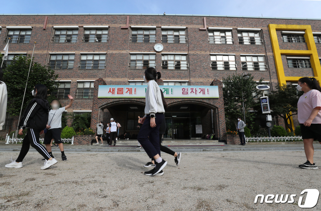 (서울=뉴스1) 성동훈 기자 = 6일 오전 서울 성북구 번동초등학교에서 개학 후 첫 등교를 하는 6학년 학생들이 수업 전 운동장 걷기를 하고 있다.   이날 국내 신종 코로나바이러스 감염증(코로나19) 4차 유행이 이어지는 가운데 전국 학교에서 등교가 확대됐다. 거리두기 4단계인 지역에서는 초등학교 1·2학년은 매일, 3∼6학년은 2분의 1 이하, 중학교는 3분의 2 이하로 등교한다. 고등학교는 밀집도 예외인 고3은 매일 등교하고 고 1·2는 2분의 1 등교하거나 전면 등교도 가능하다. 2021.9.6/뉴스1  