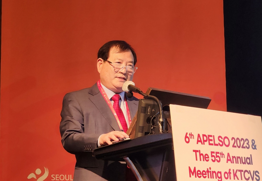 2일 '제55회 추계 학술대회'에서 일당백의 의사를 양성하는 교육 시스템을 강조하는 나국주 학회장. /사진=정심교 기자