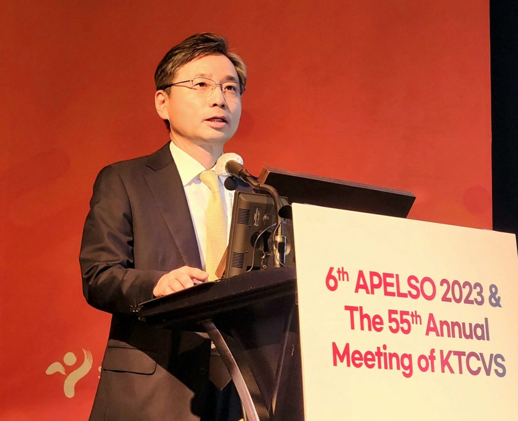 2일 '제55회 추계 학술대회'에서 흉부외과 수가의 점차적 개선을 이루자고 강조하는 김경환 이사장. /사진=정심교 기자