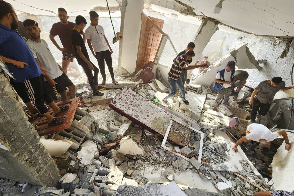 2일(현지시간) 가자지구 부레이 난민촌에서 주민들이 이스라엘의 공습으로 무너진 건물 속 생존자를 찾고 있다. /AP=뉴시스