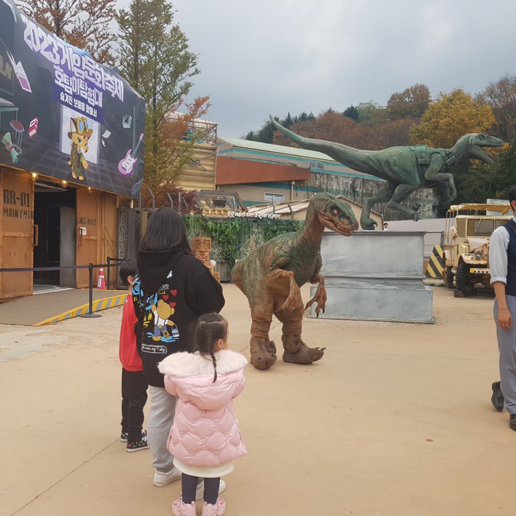 에버랜드 랩터 레인저 구역에서는 랩터와 인증사진을 찍을 수 있다./사진= 유동주 기자