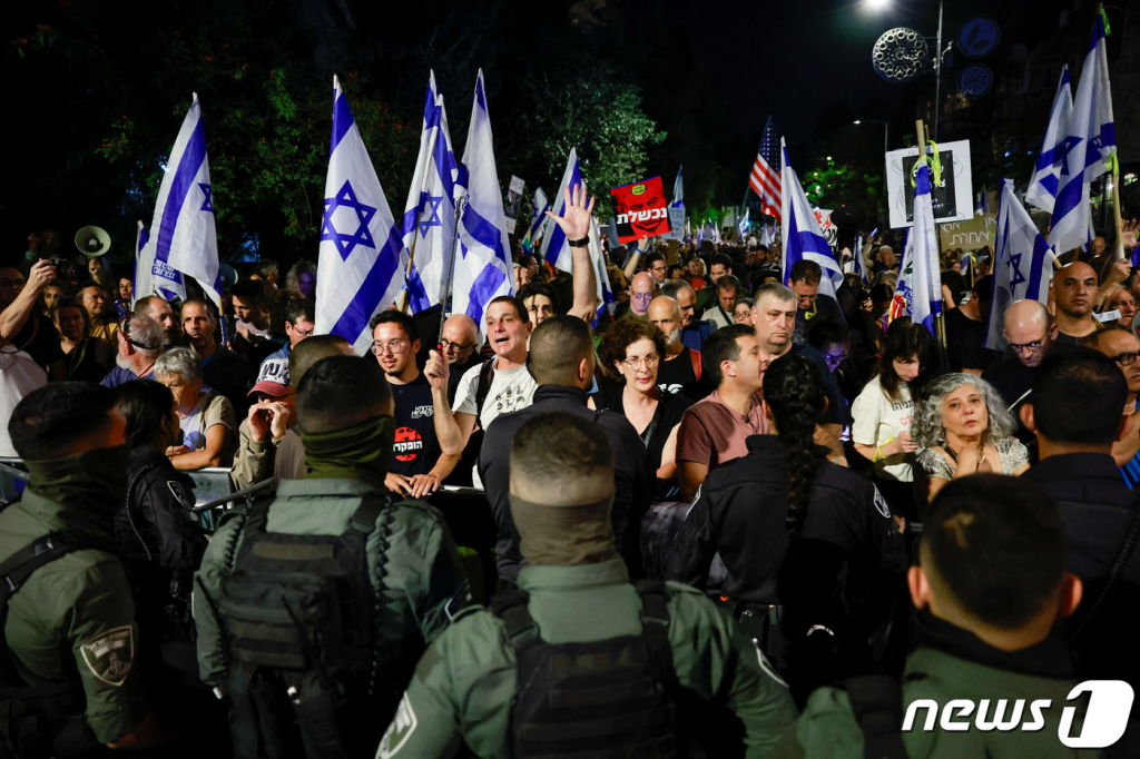 (예루살렘 로이터=뉴스1) 최종일 기자 = 4일(현지시간) 이스라엘 예루살렘이 있는 베냐민 네타냐후 총리 자택 앞에서 네타냐후 총리의 퇴진을 촉구하는 시위가 열렸다.   ⓒ 로이터=뉴스1  Copyright © 뉴스1. All rights reserved. 무단 전재 및 재배포,  AI학습 이용 금지.