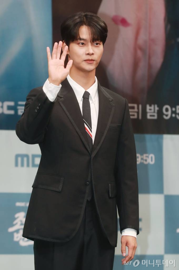 배우 차학연이 31일 오후 서울 상암동 MBC에서 진행된 MBC 금토드라마 '조선변호사' 제작발표회에 참석해 포즈를 취하고 있다. 진정한 복수는 의로운 일을 할 때 가치 있는 것임을 보여주며 백성을 위하는 진짜 변호사로 성장해가는 통쾌한 조선시대 법정 리벤지 활극 드라마 '조선변호사'는 오늘(31일) 첫 방송된다. /사진=이동훈 기자 photoguy@