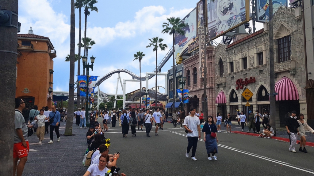 NO LIMIT! 퍼레이드를 구경하기 위해 미리 거리에 앉아 있는 관람객들.