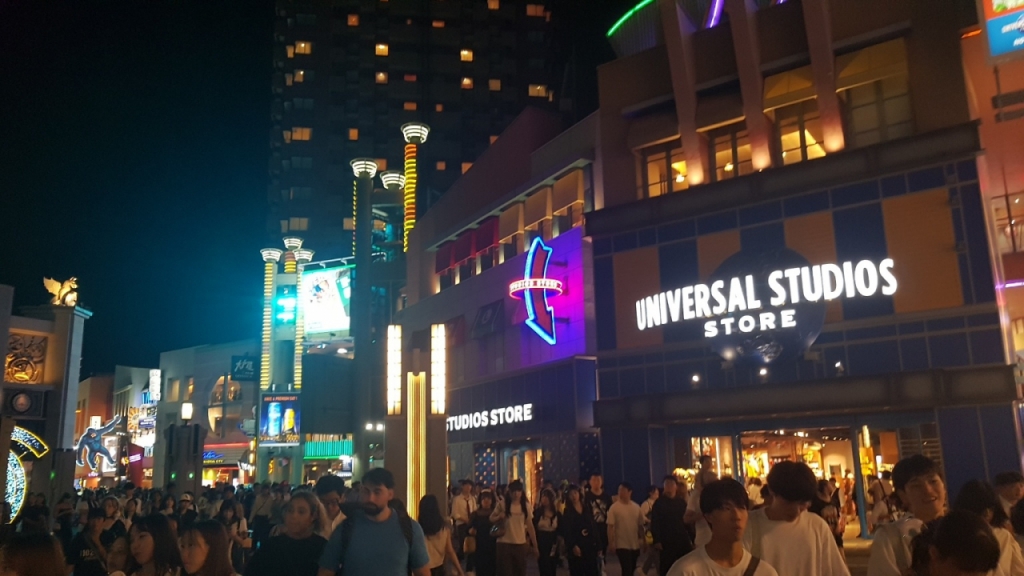 오사카 유니버설시티 지하철 역 앞 호텔과 쇼핑구역.