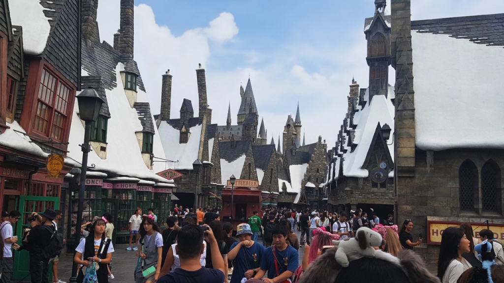 호그와트 성으로 향하는 길. 해리포터 영화 속 영국 풍 거리를 그대로 재현했다.