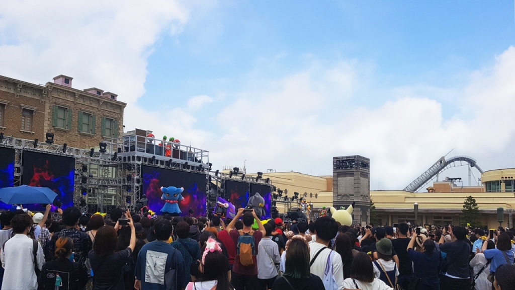 포켓몬 캐릭터들의 댄스 공연 무대에 몰려든 관람객들.