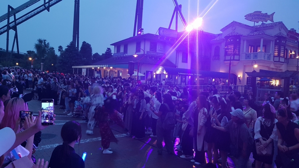 할로윈 시즌 저녁 6시 이후 USJ 곳곳에선 할로윈 괴물 복장의 연기자들이 나타나 관람객들을 오싹하게 한다.