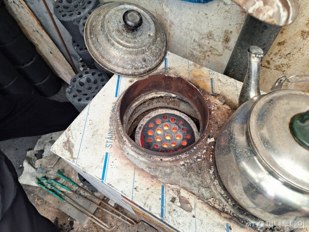 서울 성동구 마장동의 한 가정집. 해당 기계에 연탄을 넣으면 금방 집안 내부가 따뜻해진다. /사진=김지은 기자