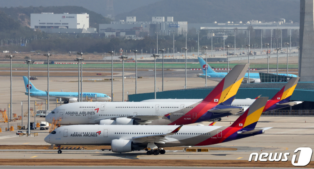 지난 2일 인천국제공항 전망대에서 바라본 계류장에 아시아나항공 항공기가 이동하고 있다. 기사 내용과 직접적 관련 없는 사진./사진=뉴스1