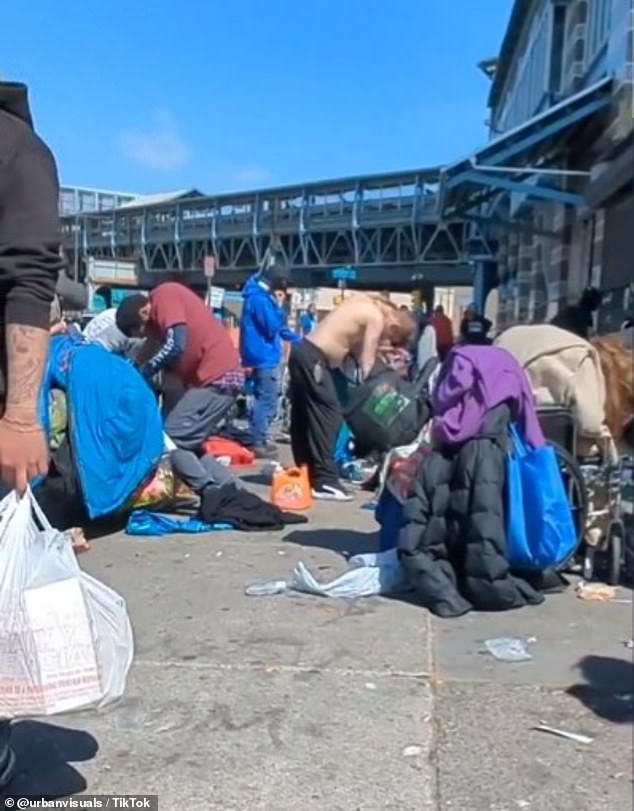 미국 필라델피아 켄싱턴 에비뉴 거리에서 마약 중독자들이 몸을 꺾은 채 서 곳곳에 서 있다. /사진출처=데일리메일(dailymail.co.uk)