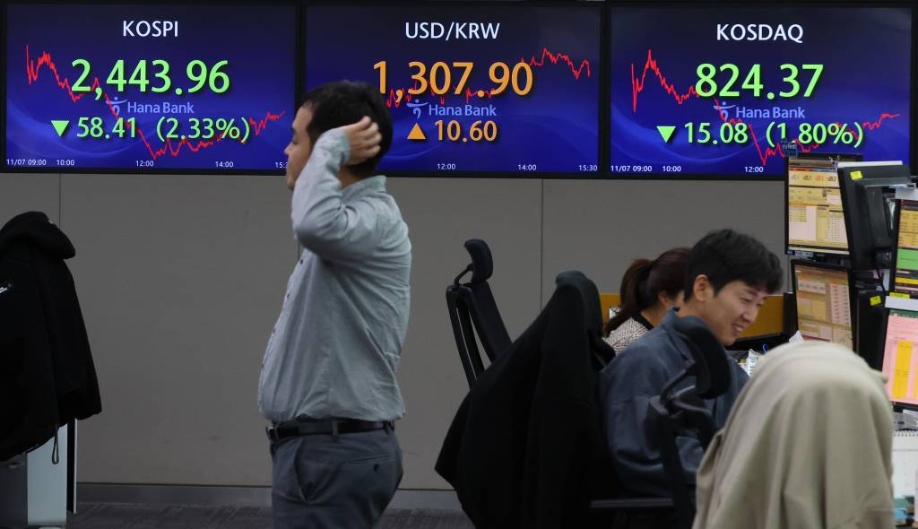 코스피가 전 거래일(2502.37)보다 58.41포인트(2.33%) 내린 2443.96에 장을 마친 7일 서울 명동 하나은행 딜링룸에서 딜러가 업무를 보고 있다. /사진=뉴시스