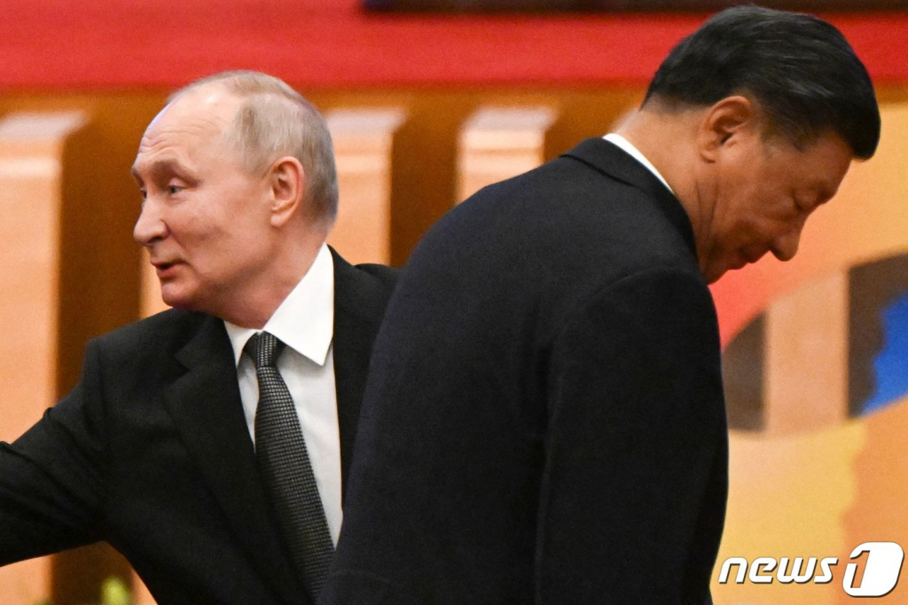 (베이징 AFP=뉴스1) 우동명 기자 = 시진핑 중국 국가 주석과 블라디미르 푸틴 러시아 대통령이 18일(현지시각) 베이징 인민 대회당에서 열린 일대일로 국제 포럼 개막식에 참석을 하고 있다. 2023.10.19  ⓒ AFP=뉴스1  Copyright © 뉴스1. All rights reserved. 무단 전재 및 재배포,  AI학습 이용 금지.