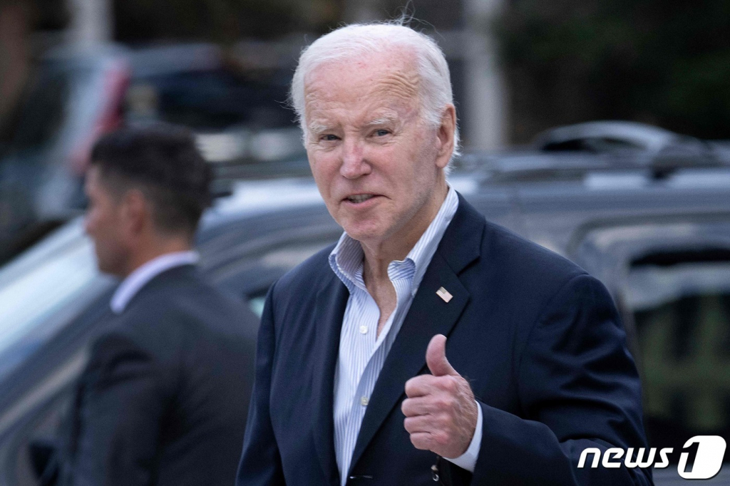 (레호보스 비치 AFP=뉴스1) 우동명 기자 = 조 바이든 미국 대통령이 4일(현지시간) 델라웨어주 레호보스 비치에 있는 세인트 에드먼즈 성당에서 미사를 마친 뒤 떠나며 취재진을 만나 엄지를 치켜 세우고 있다. 2023.11.5  ⓒ AFP=뉴스1  Copyright © 뉴스1. All rights reserved. 무단 전재 및 재배포,  AI학습 이용 금지.