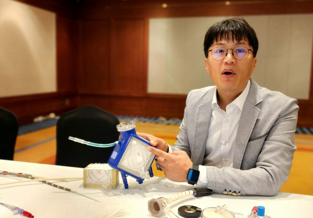 배성진 대한체외순환사협회장이 혈액에 산소를 넣어 산소를 머금은 혈액을 전신으로 보내주는 옥시지네이터(산화기)의 기능을 설명하고 있다. 이 장비는 우리 몸에서 폐와 같은 역할을 하는 장치로, 체외순환사가 관리하는 에크모에 들어간다. /사진=정심교 기자