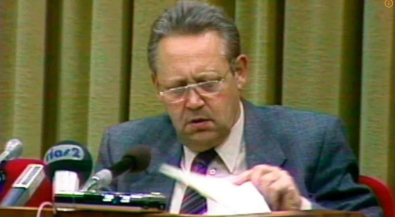 독일 통일의 시발점이 된 기자회견 당시 귄터 샤보프스키의 모습 /사진=유튜브 캡처