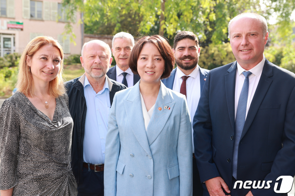 (서울=뉴스1) = 이영 중소벤처기업부 장관이 지난 6월 19일(현지시간) 프랑스 샤르트르시에 위치한 코스메틱 밸리에서 관계자들과 기념 촬영하고 있다.  앞줄 왼쪽부터 프랭키 베세루 코스매틱 밸리 국제협력 담당 부사장, 이영 중소벤처기업부 장관, 크리스토퍼 마숑 코스메틱 밸리 CEO, 두번째 줄 왼쪽부터 장-피에르 조르쥬 샤르트르 시장, 기욤 카스바리안 국회의원. (중소벤처기업부 제공) 2023.6.19/뉴스1  Copyright © 뉴스1. All rights reserved. 무단 전재 및 재배포 금지.