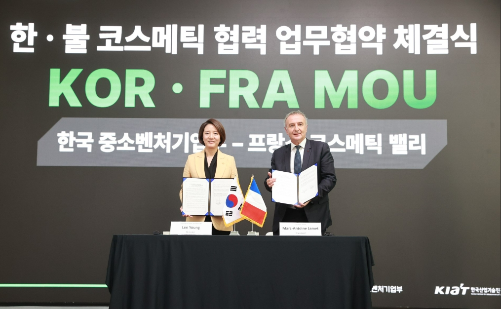 이영 중소벤처기업부 장관이 8일 서울 성동구 에스팩토리에서 마크-앙투완 자메(Marc-Antoine Jamet) 코스메틱 밸리 이사장(LVMH그룹 사무총장)과 코스메틱 분야의 한국과 프랑스 간 협력 증진을 위한 협정을 체결한 후 기념 촬영을 하고 있다./사진=중소벤처기업부 