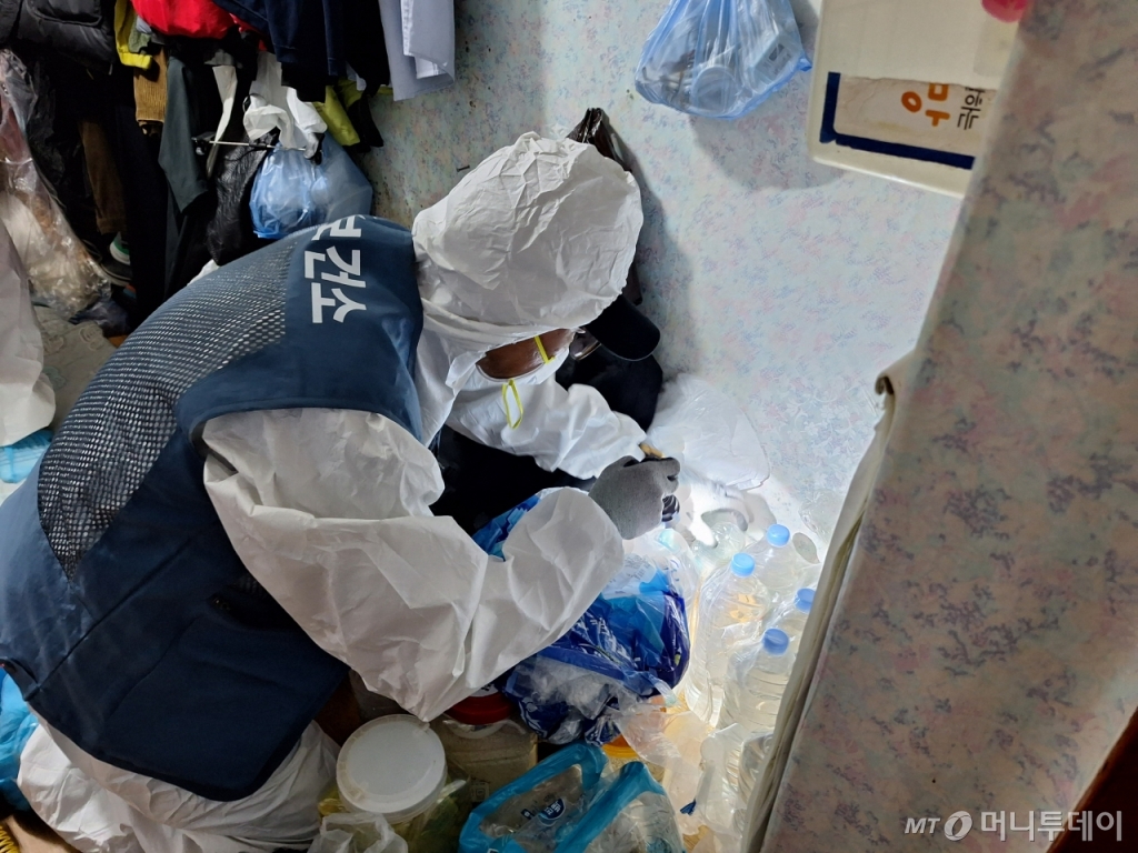 9일 오전 10시20분쯤 서울 용산구 동자동의 쪽방촌 건물. 방역업체 직원들은 이곳을 대상으로 방역을 진행했다. /사진=김지은 기자