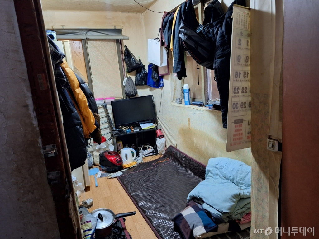 서울 용산구 동자동의 쪽방촌 건물. 방역 작업이 끝난 이후의 모습. /사진=김지은 기자 