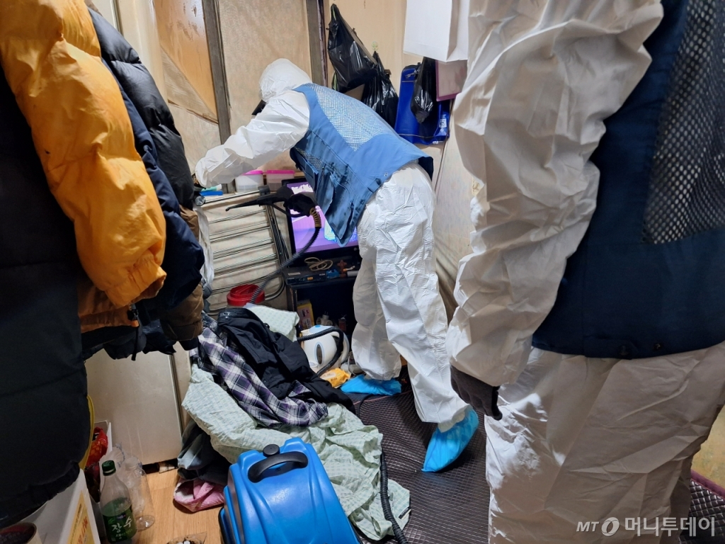 서울 용산구 동자동의 쪽방촌 건물. 방역업체 직원들이 165도 고온 스팀기를 이용해 내부 작업을 하고 있다. /사진=김지은 기자 