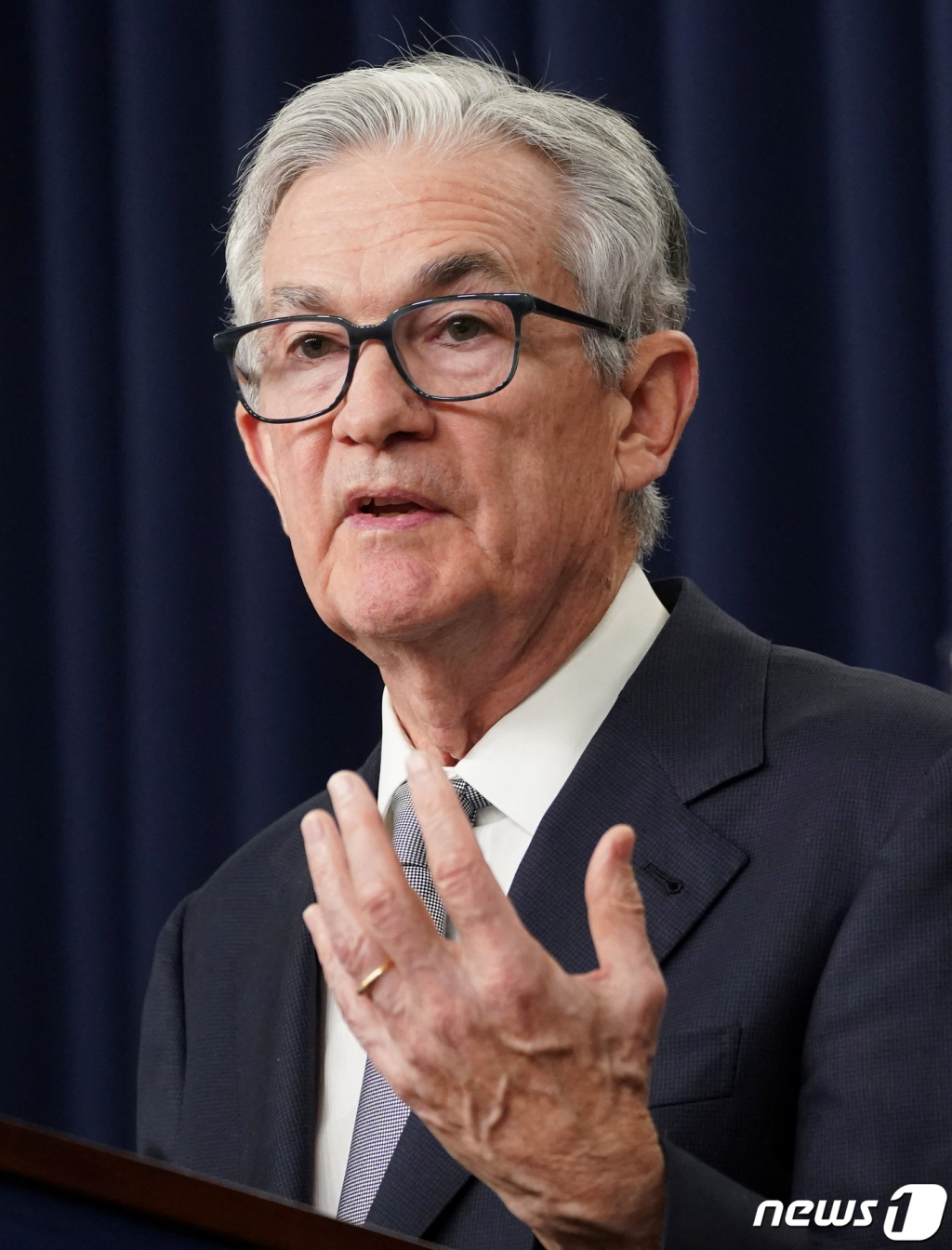 (워싱턴 로이터=뉴스1) 우동명 기자 = 제롬 파월 미국 연방준비제도(Fed·연준) 의장이 1일 (현지시간) 워싱턴 연준에서 기준 금리를 또 동결한 FOMC 정례 회의 직후 기자회견을 갖고 “기준금리를 한두 번 동결하면 다시 올리기 어려울 것이란 생각이 있는데 이는 사실이 아니다”고 밝히고 있다. 2023.11.2 ⓒ 로이터=뉴스1 Copyright © 뉴스1. All rights reserved. 무단 전재 및 재배포, AI학습 이용 금지.