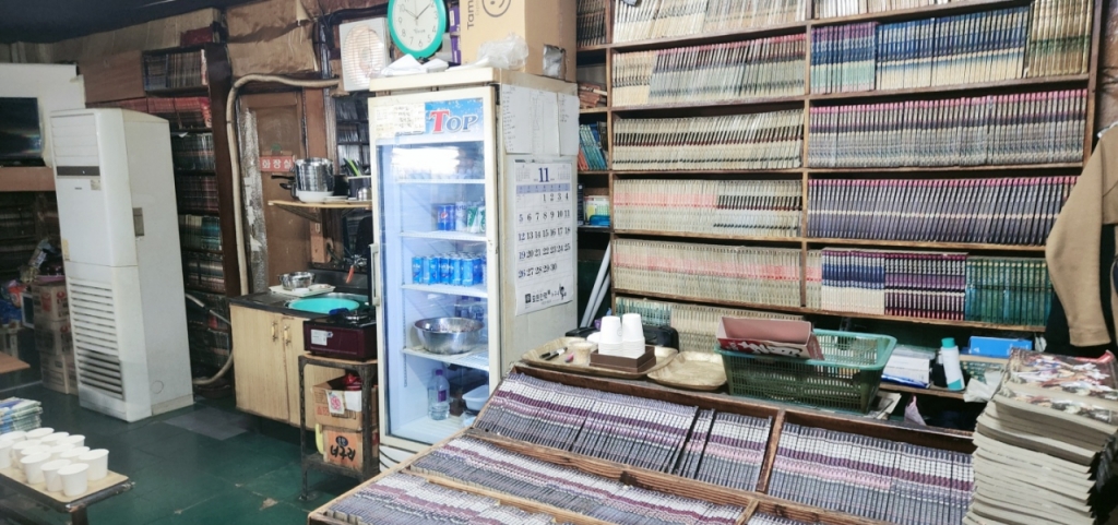 서울 용산구 동자동에 있는 경일만화. 싱크대에 식기들이 쌓여있다. /사진=정진솔 기자