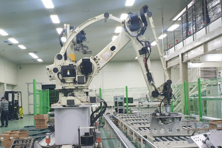 지난 7일 경남 고성군의 한 파프리카 선별장에서 로봇 센서 작동 여부를 확인하던 설비 관리 업체 직원이 로봇 팔에 눌려 숨졌다. 사진은 사고가 일어난 선별장의 파프리카 박스를 운반하는 로봇. /사진=경남소방본부