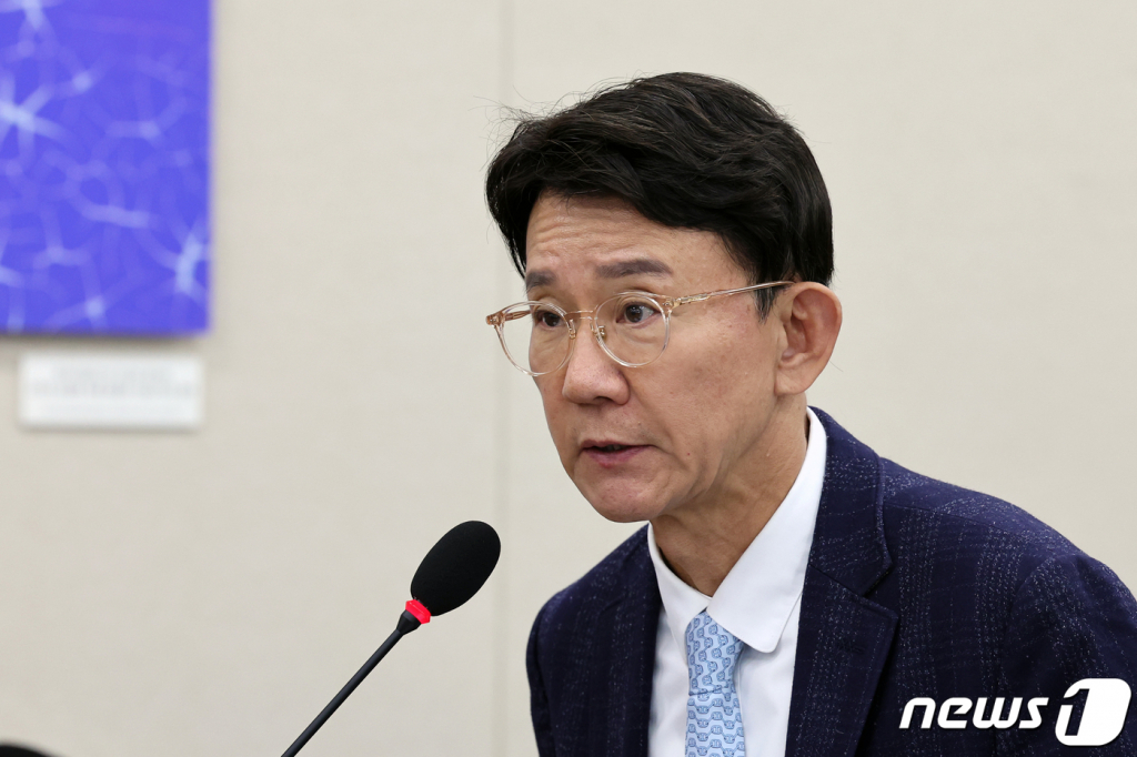 강봉구 삼성전자 부사장이 27일 서울 여의도 국회에서 열린 산업통상자원위원회의 과학기술정보방송통신위원회의 과기부 등에 대한 종합국정감사에 참고인 신분으로 출석, 의원 질의에 답하고 있다. 2023.10.27/뉴스1  Copyright © 뉴스1. All rights reserved. 무단 전재 및 재배포,  AI학습 이용 금지.