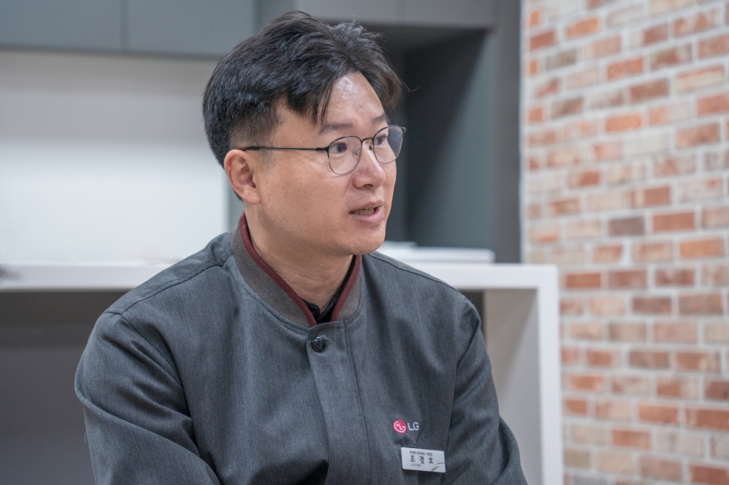 지난 10일 조경호 LG화학 RO멤브레인 생산담당(공장장)이 기자에게 생산공정을 설명하는 모습  /사진=LG화학