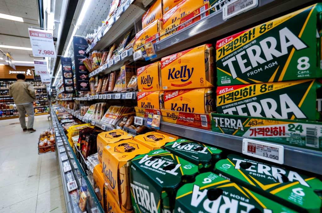 서울 시내 한 대형마트에 하이트진로 맥주 브랜드 테라와 켈리가 진열돼 있다. /사진제공=뉴스1