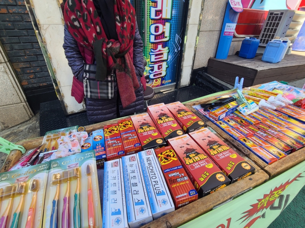 13일 오전 10시쯤 서울시 성동구 행당시장 인근에서 상인 강모씨(80)가 손님을 기다리고 있다./사진=천현정 기자