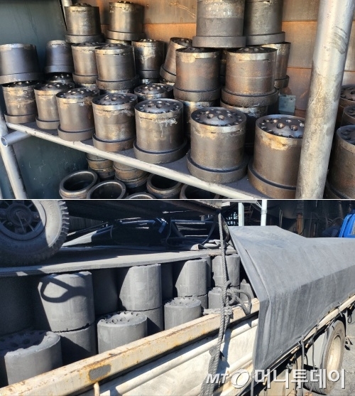 (위)불순물을 걸러낸 석탄을 적절히 배합해 응집하고 22개의 구멍을 뚫는 프레스기로 모양을 만들어내면 4400kcal 이상의 열량이 나오는 3.6kg의 연탄이 만들어진다. (아래)완성된 연탄의 90%는 각지의 경제적 취약계층에 공급되고 나머지는 식당이나 화훼 단지 온실의 연료로 사용된다. /사진=이병권 기자