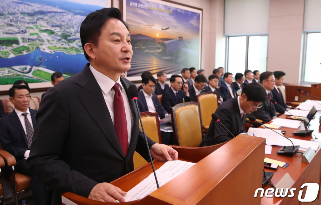 (서울=뉴스1) 임세영 기자 = 원희룡 국토교통부 장관이 9일 오전 서울 여의도 국회에서 열린 국토교통위원회 전체회의에서 2024년도 예산안 제안설명을 하고 있다. 2023.11.9/뉴스1  Copyright © 뉴스1. All rights reserved. 무단 전재 및 재배포,  AI학습 이용 금지.