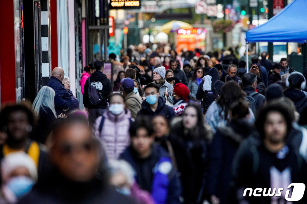 (뉴욕 로이터=뉴스1) 정윤미 기자 = 유엔 보고서에 따르면 오는 15일(현지시간) 전 세계 인구가 80억명이 도달할 것이라고 관측된 가운데 전날인 14일 미국 뉴욕 맨해튼 34번가 거리가 인산인해를 이루고 있다. 2022.11.14   ⓒ 로이터=뉴스1  Copyright © 뉴스1. All rights reserved. 무단 전재 및 재배포 금지.