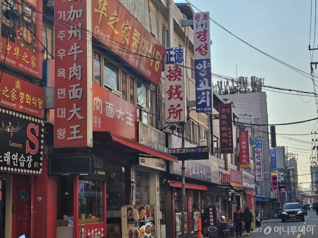 14일 서울 광진구 자양동 건대 양꼬치 골목에 양꼬치 전문점들이 모여있다. 사진은 기사 내용과 관계 없음./사진=김온유 기자