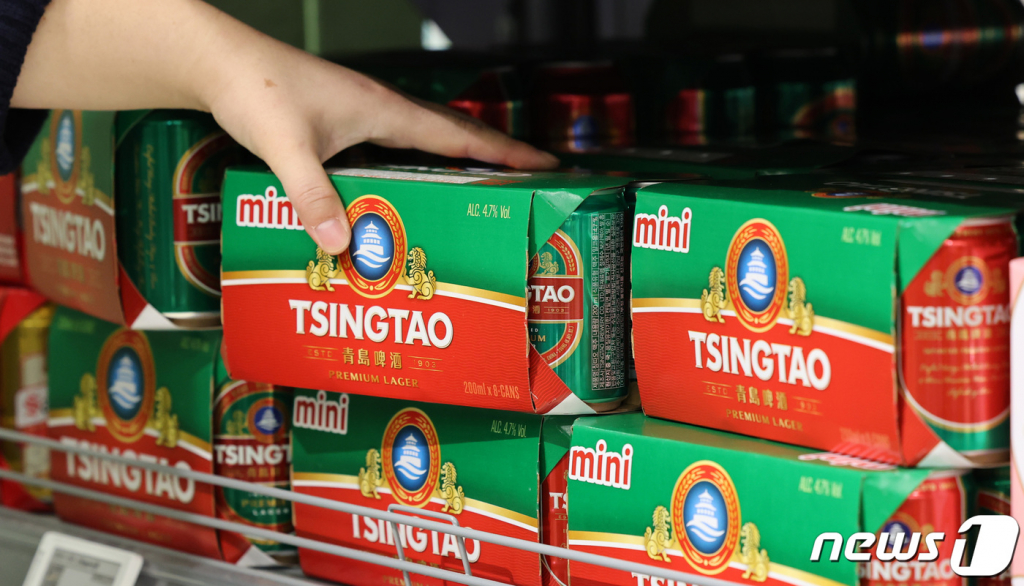 (서울=뉴스1) 김성진 기자 = 중국 대표 맥주인 칭따오 맥주 공장에서 작업자가 소변을 보는 것으로 추정되는 영상이 게재 돼 논란이 일고 있는 가운데, 23일 서울 한 대형마트를 찾은 한 시민이 칭따오 맥주를 구매하고 있다.   국내에 칭따오 맥주를 수입하는 비어케이는 "내수용과 수출용을 분리해 별도의 공장에서 제조하고 있다"며 "해당 공장과는 무관한 제품"이라고 해명했다.  2023.10.23/뉴스1  Copyright © 뉴스1. All rights reserved. 무단 전재 및 재배포,  AI학습 이용 금지.