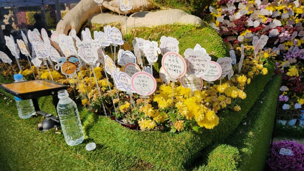 서울시 종로구 조계사 곳곳에 합격을 기원하는 내용의 메모지가 놓여있다. /사진=정진솔 기자