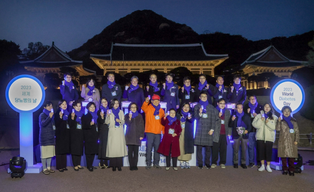  14일 일몰시간에 맞춰 열린 '세계 당뇨병의 날 기념 청와대 푸른빛 점등식'에서 당뇨병 극복에 노력한 수상자들과 복지부·대한당뇨병학회 관계자들이 기념촬영을 하고 있다. /사진=대한당뇨병학회