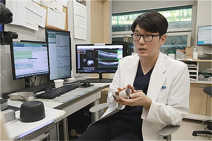 순천향대부천병원 안과 한정우 교수가 눈 질환에 관해 설명하고 있다./사진=순천향대부천병원