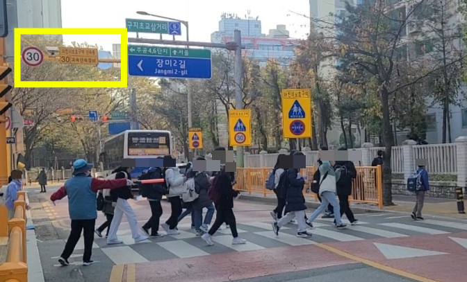 15일 오후 구지초교 앞에서 학생들이 하교하고 있다./사진=천현정 기자