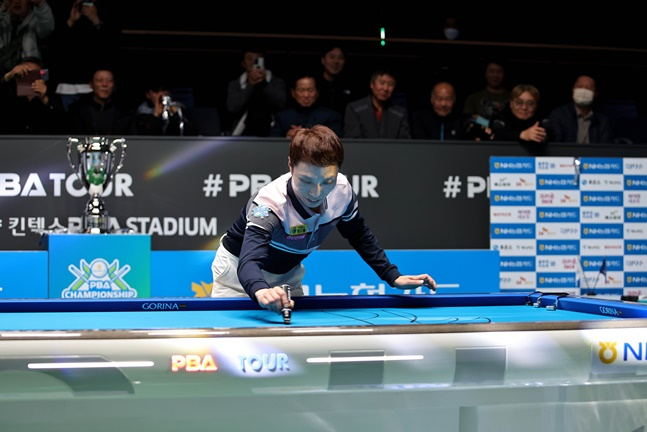 테이블에 사인을 남기는 최원준. /사진=PBA 투어