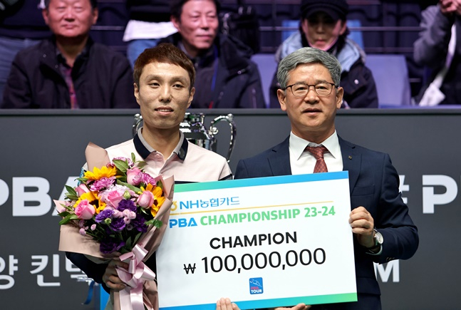 최원준(왼쪽)이 우승 상금 1억 원이 적힌 팻말을 전달 받고 있다. /사진=PBA 투어