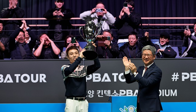 우승 후 트로피를 들어올리는 최원준(왼쪽). /사진=PBA 투어